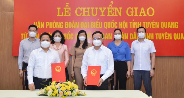 TUYÊN QUANG: CHUYỂN GIAO VĂN PHÒNG ĐOÀN ĐBQH TỈNH VỀ UBND TỈNH